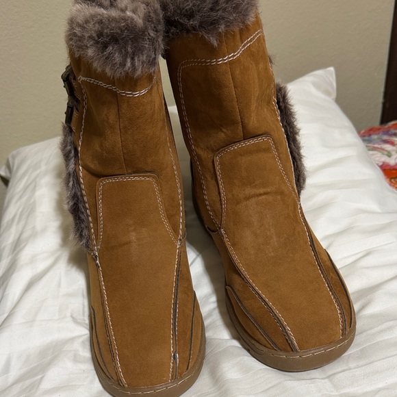 Women’s Journee Collection Takani Boots with Fur Trim, size 8.5 NWOT Box